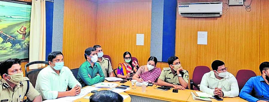 ಜಿಲ್ಲಾಡಳಿತದ ಹಿರಿಯ ಅಧಿಕಾರಿಗಳ ಜತೆ ಮುಖ್ಯಮಂತ್ರಿ ಬಸವರಾಜ ಬೊಮ್ಮಾಯಿ ವಿಡಿಯೊ ಕಾನ್ಫರೆನ್ಸ್ ನಡೆಸಿ ಸೂಚನೆ ನೀಡಿದರು.