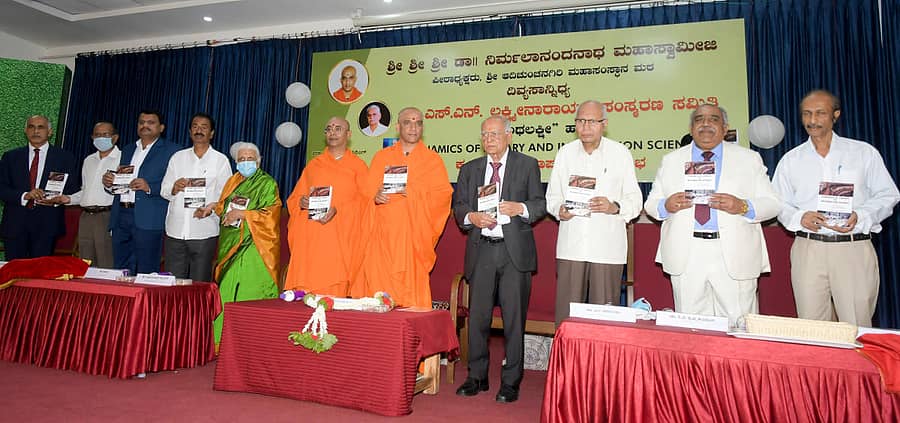 ಎಸ್.ಎನ್.ಲಕ್ಷ್ಮೀನಾರಾಯಣ ಸಂಸ್ಮರಣ ಸಮಿತಿ ಶನಿವಾರ ವಿದ್ಯಾವರ್ಧಕ ಕಾಲೇಜಿನಲ್ಲಿ ಏರ್ಪಡಿಸಿದ್ದ ಕಾರ್ಯಕ್ರಮದಲ್ಲಿ ಎಸ್.ಎನ್.ಲಕ್ಷ್ಮೀ ನಾರಾಯಣ ಅವರ ಸಂಸ್ಮರಣ ಗ್ರಂಥ ‘ಗ್ರಂಥಲಕ್ಷ್ಮೀ’ ಮತ್ತು ‘ಡೈನಾಮಿಕ್ ಆಂಡ್ ಲೈಬ್ರರಿ ಆ್ಯಂಡ್ ಇನ್ಫರ್ಮೇಷನ್ ಸೈನ್ಸ್’ ಕೃತಿಗಳನ್ನು ಮೈಸೂರು ವಿಶ್ವವಿದ್ಯಾನಿಲಯದ ಕುಲಪತಿ ಪ್ರೊ.ಜಿ.ಹೇಮಂತಕುಮಾರ್ ಬಿಡುಗಡೆ ಮಾಡಲಾಯಿತು. ಡಾ.ಎಸ್.ಟಿ.ರಾಮಚಂದ್ರ, ಪಿ.ವಿಶ್ವನಾಥ್, ಡಾ.ಸತೀಶ್ ಕುಮಾರ್ ಎಸ್ ಹೊಸಮನಿ, ವಾಸು, ಭಾಗ್ಯಲಕ್ಷ್ಮೀನಾರಾಯಣ, ಸೋಮನಾಥಸ್ವಾಮೀಜಿ, ನಿರ್ಮಲಾನಂದನಾಥಸ್ವಾಮೀಜಿ, ಎಂ.ಮಾದಯ್ಯ, ಸಿ.ಪಿ.ಕೃಷ್ಣಕುಮಾರ್, ನಿವೃತ್ತ ಗ್ರಂಥಪಾಲಕ ರಾಮಶೇಷ ಇದ್ದಾರೆ