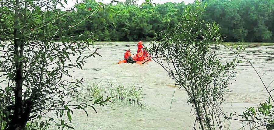 ಗುಂಡ್ಯ ಹೊಳೆಯಲ್ಲಿ ಎನ್ಡಿಆರ್ಎಫ್ ತಂಡದ ಸದಸ್ಯರು ಹುಡುಕಾಟ ನಡೆಸಿದರು.