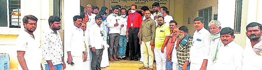 ಕಾರಟಗಿಯಲ್ಲಿ ಭಗೀರಥ ಉಪ್ಪಾರ ಸಮಾಜದ ಪದಾಧಿಕಾರಿಗಳು ಶನಿವಾರ ಕಂದಾಯ ಅಧಿಕಾರಿಗೆ ಮನವಿಪತ್ರ ಸಲ್ಲಿಸಿದರು