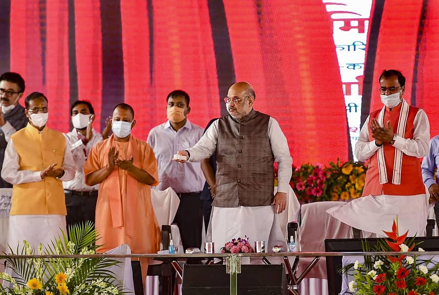 ಲಖನೌದಲ್ಲಿ ಭಾನುವಾರ ನಡೆದ ಕಾರ್ಯಕ್ರಮದಲ್ಲಿ ಕೇಂದ್ರ ಗೃಹ ಸಚಿವ ಅಮಿತ್ ಶಾ ಅವರು ಉತ್ತರ ಪ್ರದೇಶ ರಾಜ್ಯ ವಿಧಿವಿಜ್ಞಾನಗಳ ಸಂಸ್ಥೆಗೆ (ಯುಪಿಎಸ್ಐಎಫ್ಎಸ್) ಶಿಲಾನ್ಯಾಸ ನೆರವೇರಿಸಿದರು. ಮುಖ್ಯಮಂತ್ರಿ ಯೋಗಿ ಆದಿತ್ಯನಾಥ್, ಉಪಮುಖ್ಯಮಂತ್ರಿ ಕೆ.ಪಿ.ಮೌರ್ಯ ಇದ್ದರು –ಪಿಟಿಐ ಚಿತ್ರ