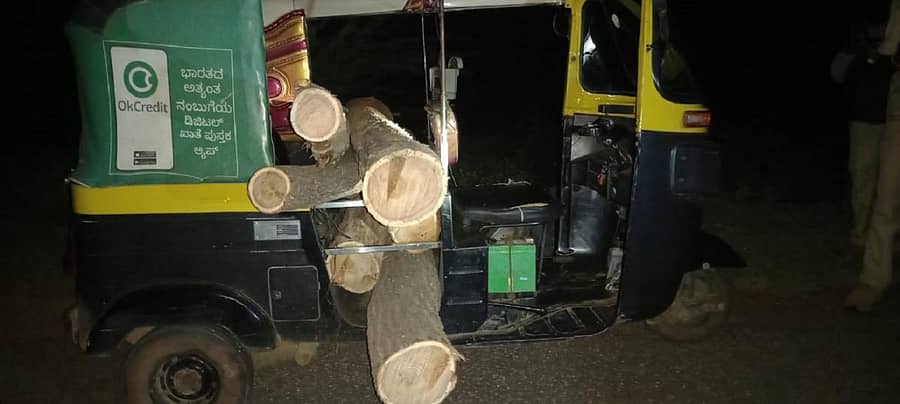 ಶನಿವಾರ ರಾತ್ರಿ ಉಮ್ಮತ್ತೂರಿನಲ್ಲಿ ಆಟೊದಲ್ಲಿ ಸಾಗಿಸಲಾಗುತ್ತಿದ್ದ ಮರದ ದಿಮ್ಮಿಗಳು