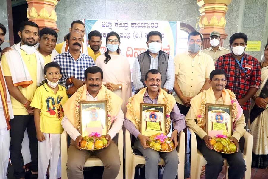 ಜಿಲ್ಲಾ ಕೇಂದ್ರ ಕಾರ್ಯನಿರತ ಪತ್ರಕರ್ತರ ಸಂಘವು ಕಾರವಾರ ತಾಲ್ಲೂಕಿನ ಸಿದ್ದರ ಶ್ರೀ ನರಸಿಂಹ ದೇವಸ್ಥಾನದಲ್ಲಿ ಭಾನುವಾರ ಆಯೋಜಿಸಿದ್ದ ಪತ್ರಿಕಾ ದಿನಾಚರಣೆ ಕಾರ್ಯಕ್ರಮದಲ್ಲಿ ‘ಟ್ಯಾಗೋರ್ ಪ್ರಶಸ್ತಿ’ ಪ್ರದಾನ ಮಾಡಲಾಯಿತು. ಜಿಲ್ಲಾಧಿಕಾರಿ ಮುಲ್ಲೈ ಮುಗಿಲನ್, ಹೆಚ್ಚುವರಿ ಜಿಲ್ಲಧಿಕಾರಿ ಕೃಷ್ಣಮೂರ್ತಿ, ಉಪ ವಿಭಾಗಾಧಿಕಾರಿ ವಿದ್ಯಾಶ್ರೀ ಚಂದರಗಿ, ಪ್ರಶಸ್ತಿ ಪುರಸ್ಕೃತ ಪತ್ರಕರ್ತರಾದ ಸದಾಶಿವ ಎಂ.ಎಸ್, ವಿವೇಕ ಮಹಾಲೆ ಮತ್ತು ಶೇಷಗಿರಿ ಮುಂಡಳ್ಳಿ ಇದ್ದಾರೆ.