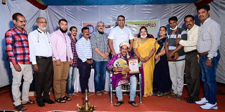 ಕರ್ನಾಟಕ ಜರ್ನಲಿಸ್ಟ್ ಯೂನಿಯನ್ನ ಜಿಲ್ಲಾ ಘಟಕವು ಭಟ್ಕಳದಲ್ಲಿ ಭಾನುವಾರ ಹಮ್ಮಿಕೊಳ್ಳಲಾದ ಕಾರ್ಯಕ್ರಮದಲ್ಲಿ ಹಿರಿಯ ಪತ್ರಕರ್ತ ಶಶಿಧರ ಭಟ್ ಅವರಿಗೆ ‘ಹರ್ಮನ್ ಮೊಗ್ಲಿಂಗ್’ ಪ್ರಶಸ್ತಿ ಪ್ರದಾನ ಮಾಡಲಾಯಿತು. ಶಾಸಕ ಸುನೀಲ ನಾಯ್ಕ, ಉಪ ವಿಭಾಗಾಧಿಕಾರಿ ಮಮತಾದೇವಿ ಜಿ.ಎಸ್. ಇದ್ದಾರೆ.