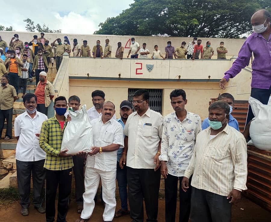 ಹರಿಹರದ ಮಹಾತ್ಮ ಗಾಂಧಿ ಕ್ರೀಡಾಂಗಣದಲ್ಲಿ ಭಾನುವಾರ ಶಾಸಕ ಎಸ್. ರಾಮಪ್ಪ ಆಟೋ ಚಾಲಕರಿಗೆ ದಿನಸಿ ವಸ್ತುಗಳ ಕಿಟ್ ವಿತರಿಸಿದರು.