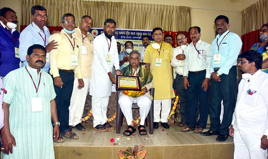 ವಿಧಾನ ಪರಿಷತ್ ಸದಸ್ಯರಾಗಿ 41 ವರ್ಷ ಪೂರ್ಣಗೊಂಡ ಹಿನ್ನೆಲೆಯಲ್ಲಿ ಹುಬ್ಬಳ್ಳಿಯ ಲ್ಯಾಮಿಂಗ್ಟನ್ ಶಾಲೆಯಲ್ಲಿ ರಾಜ್ಯ ಬಡ್ತಿ ಸರ್ಕಾರಿ ಪ್ರೌಢ ಶಾಲಾ ಶಿಕ್ಷಕರ ಸಂಘದ ವತಿಯಿಂದ ವಿಧಾನ ಪರಿಷತ್ ಸಭಾಪತಿ ಬಸವರಾಜ ಹೊರಟ್ಟಿ ಅವರನ್ನು ಸನ್ಮಾನಿಸಲಾಯಿತು