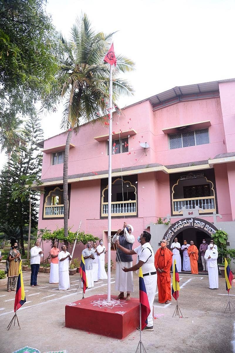 ಹೊಸದುರ್ಗ ತಾಲ್ಲೂಕಿನ ಸಾಣೇಹಳ್ಳಿ ತರಳಬಾಳು ಶಾಖಾ ಮಠದಲ್ಲಿ ಭಾನುವಾರ ಆಯೋಜಿಸಿದ್ದ ಮತ್ತೆ ಕಲ್ಯಾಣ ಕಾರ್ಯಕ್ರಮದ ಶಿವಧ್ವಜಾರೋಹಣವನ್ನು ಮಂಗಳೂರಿನ ಇಷ್ಸಾನ್ ಸಂಚಾಲಕ ಮೌಲಾನ ಬಿ.ಎ.ಇಬ್ರಾಹಿಂ ಸಕಾಫಿ ನೆರವೇರಿಸಿದರು (ಎಡಚಿತ್ರ). ಪಂಡಿತಾರಾಧ್ಯ ಶಿವಾಚಾರ್ಯ ಸ್ವಾಮೀಜಿ ಇಷ್ಟಲಿಂಗ ದೀಕ್ಷೆ ಮತ್ತು ಜಂಗಮದೀಕ್ಷೆ ಕಾರ್ಯಕ್ರಮ ನೆರವೇರಿಸಿದರು