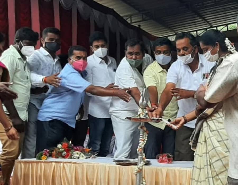 ಆನೇಕಲ್ ತಾಲ್ಲೂಕಿನ ಸಮಂದೂರು ಗ್ರಾಮ ಪಂಚಾಯಿತಿ ವ್ಯಾಪ್ತಿಯ ಕೆಂಪೇಗೌಡ ನಗರದಲ್ಲಿ ನಡೆದ ಗ್ರಾಮ ಸಭೆಯನ್ನು ಅಧ್ಯಕ್ಷ ಎಸ್.ಆರ್. ಕೋದಂಡ ಉದ್ಘಾಟಿಸಿದರು