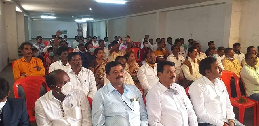 ಚಿತ್ರದುರ್ಗ ಭೋವಿ ಗುರುಪೀಠದಲ್ಲಿ ಕೋಲಾರ ಮತ್ತು ಚಿತ್ರದುರ್ಗ ಸರ್ಕಾರಿ ನೌಕರರ ಸಂಘ ಭಾನುವಾರ ಏರ್ಪಡಿಸಿದ್ದ ಗುರುವಂದನಾ ಕಾರ್ಯಕ್ರಮದಲ್ಲಿ ಪಾಲ್ಗೊಂಡಿದ್ದ ಭಕ್ತರು.