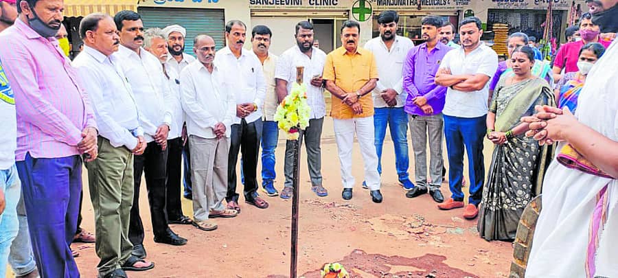 ಆನೇಕಲ್ ತಾಲ್ಲೂಕಿನ ಹೆನ್ನಾಗರ ಗ್ರಾಮ ಪಂಚಾಯಿತಿ ವ್ಯಾಪ್ತಿಯ ಕಾಚನಾಯಕನಹಳ್ಳಿಯಲ್ಲಿ ಅಭಿವೃದ್ಧಿ ಕಾಮಗಾರಿಗಳಿಗೆ ಭೂಮಿಪೂಜೆ ನೆರವೇರಿಸಲಾಯಿತು