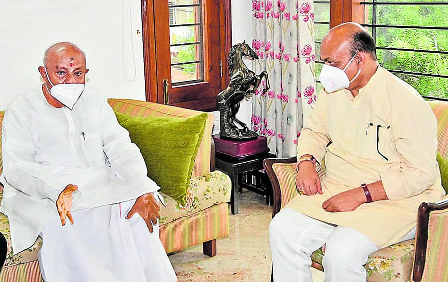 ಮುಖ್ಯಮಂತ್ರಿ ಬಸವರಾಜ ಬೊಮ್ಮಾಯಿ ಅವರು ಜೆಡಿಎಸ್ ರಾಷ್ಟ್ರೀಯ ಅಧ್ಯಕ್ಷ ಎಚ್.ಡಿ. ದೇವೇಗೌಡ ಅವರನ್ನು ಭಾನುವಾರ ಭೇಟಿಯಾಗಿ ಮಾತುಕತೆ ನಡೆಸಿದರು