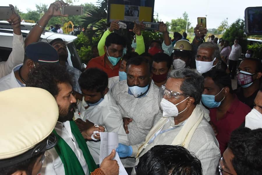 ಹುಬ್ಬಳ್ಳಿ ವಿಮಾನ ನಿಲ್ದಾಣದಲ್ಲಿ ಭಾನುವಾರ ಹು–ಧಾ ಮಹಾನಗರ ಜಿಲ್ಲಾ ಕಾಂಗ್ರೆಸ್ ಘಟಕದ ಪ್ರಧಾನ ಕಾರ್ಯದರ್ಶಿ ಗಿರೀಶ್ ಗದಿಗೆಪ್ಪಗೌಡರ, ಸಿದ್ದರಾಮಯ್ಯ ಅವರನ್ನು ಭೇಟಿ ಚರ್ಚೆ ನಡೆಸಿದರು