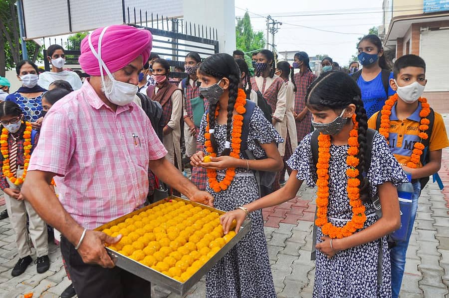 ಪಟಿಯಾಲದಲ್ಲಿ ಶಾಲೆಯತ್ತ ಹೊರಟಿರುವ ಮಕ್ಕಳು: ಪಿಟಿಐ ಚಿತ್ರ