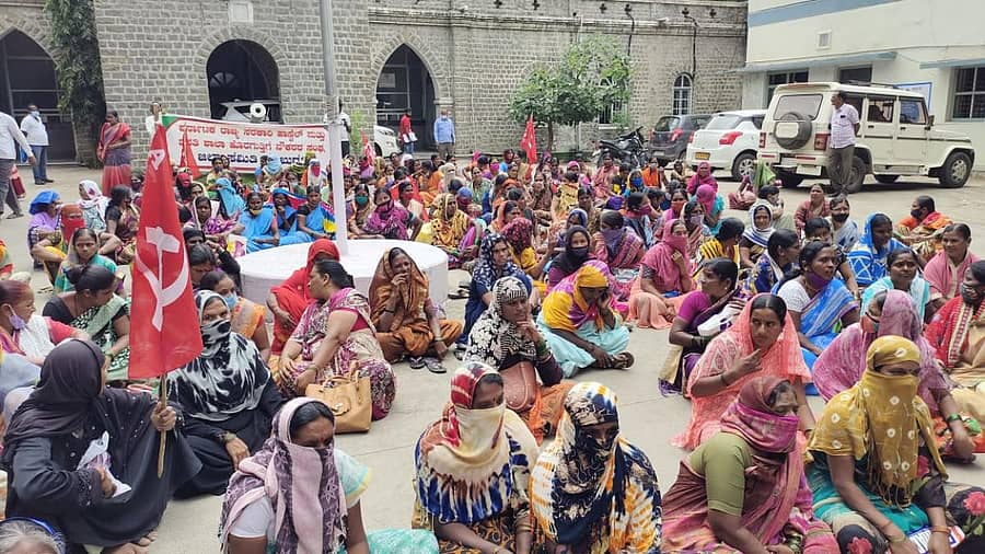 ರಾಜ್ಯ ಸರ್ಕಾರಿ ಹಾಸ್ಟೆಲ್ ಮತ್ತು ವಸತಿ ಶಾಲಾ ಹೊರಗುತ್ತಿಗೆ ನೌಕರರ ಸಂಘದ ಜಿಲ್ಲಾ ಘಟಕದಿಂದ ಕಲಬುರ್ಗಿ ಜಿಲ್ಲಾ ಪಂಚಾಯಿತಿ ಸಿಇಒ ಕಚೇರಿ ಎದುರು ಸೋಮವಾರ ಧರಣಿ ನಡೆಸಲಾಯಿತು