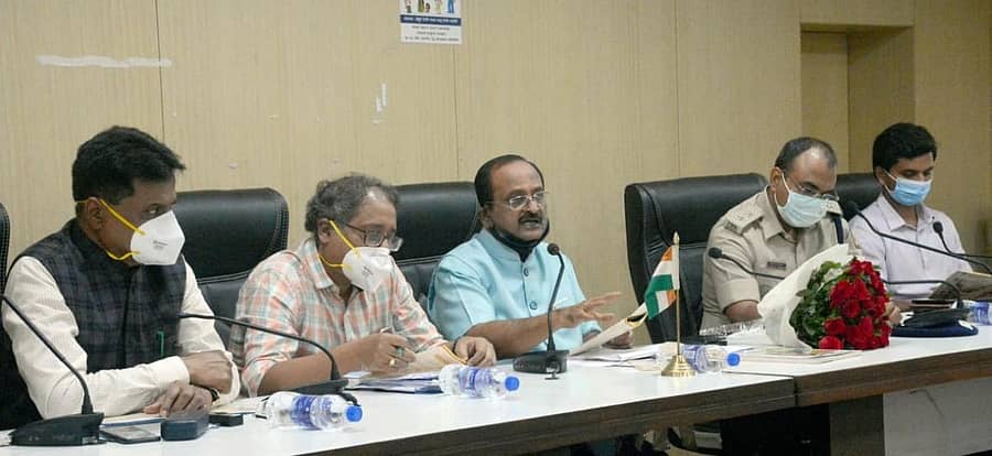 ಬೆಳಗಾವಿಯಲ್ಲಿ ಸೋಮವಾರ ನಡೆದ ಅಧಿಕಾರಿಗಳ ಸಭೆಯಲ್ಲಿ ಕರ್ನಾಟಕ ಗಡಿ ಪ್ರದೇಶ ಅಭಿವೃದ್ಧಿ ಪ್ರಾಧಿಕಾರದ ಅಧ್ಯಕ್ಷ ಡಾ.ಸಿ. ಸೋಮಶೇಖರ್ ಮಾತನಾಡಿದರು. ಜಿಲ್ಲಾಧಿಕಾರಿ ಎಂ.ಜಿ. ಹಿರೇಮಠ, ಪ್ರಾದೇಶಿಕ ಆಯುಕ್ತ ಆಮ್ಲಾನ್ ಆದಿತ್ಯ ಬಿಸ್ವಾಸ್, ಎಸ್ಪಿ ಲಕ್ಷ್ಮಣ ನಿಂಬರಗಿ ಹಾಗೂ ಜಿ.ಪಂ. ಸಿಇಒ ಎಚ್.ವಿ. ದರ್ಶನ್ ಇದ್ದಾರೆ