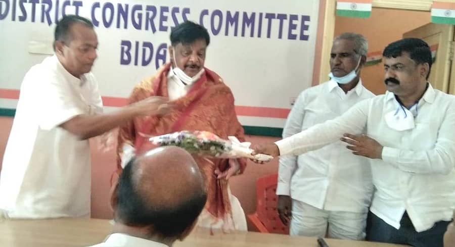 ಬೀದರ್‌ನ ಕಾಂಗ್ರೆಸ್ ಜಿಲ್ಲಾ ಘಟಕದ ಕಚೇರಿಯಲ್ಲಿ ಮಾಜಿ ಸಚಿವ ಎಚ್.ಸಿ. ಮಹಾದೇವಪ್ಪ ಅವರನ್ನು ಸನ್ಮಾನಿಸಲಾಯಿತು