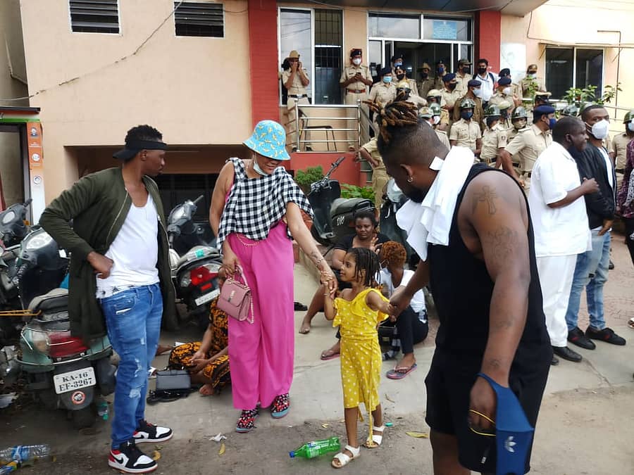 ಪೊಲೀಸ್ ವಶದಲ್ಲಿದ್ದ ಆಫ್ರಿಕಾ ಪ್ರಜೆ ಸಾವನ್ನ ಖಂಡಿಸಿ ಠಾಣೆ ಎದುರು ಪ್ರತಿಭಟನೆ