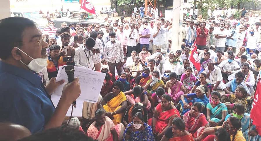 ಬಾಗೇಪಲ್ಲಿ ತಾಲ್ಲೂಕು ಕಚೇರಿ ಮುಂದೆ ಪ್ರಜಾ ಸಂಘರ್ಷ ಸಮಿತಿಯಿಂದ ಹಮ್ಮಿಕೊಂಡಿದ್ದ ಧರಣಿಯಲ್ಲಿ ಸಮಿತಿಯ ಜಿಲ್ಲಾ ಸಂಚಾಲಕ ಜಿ.ವಿ.ಶ್ರೀರಾಮರೆಡ್ಡಿ ಮಾತನಾಡಿದರು