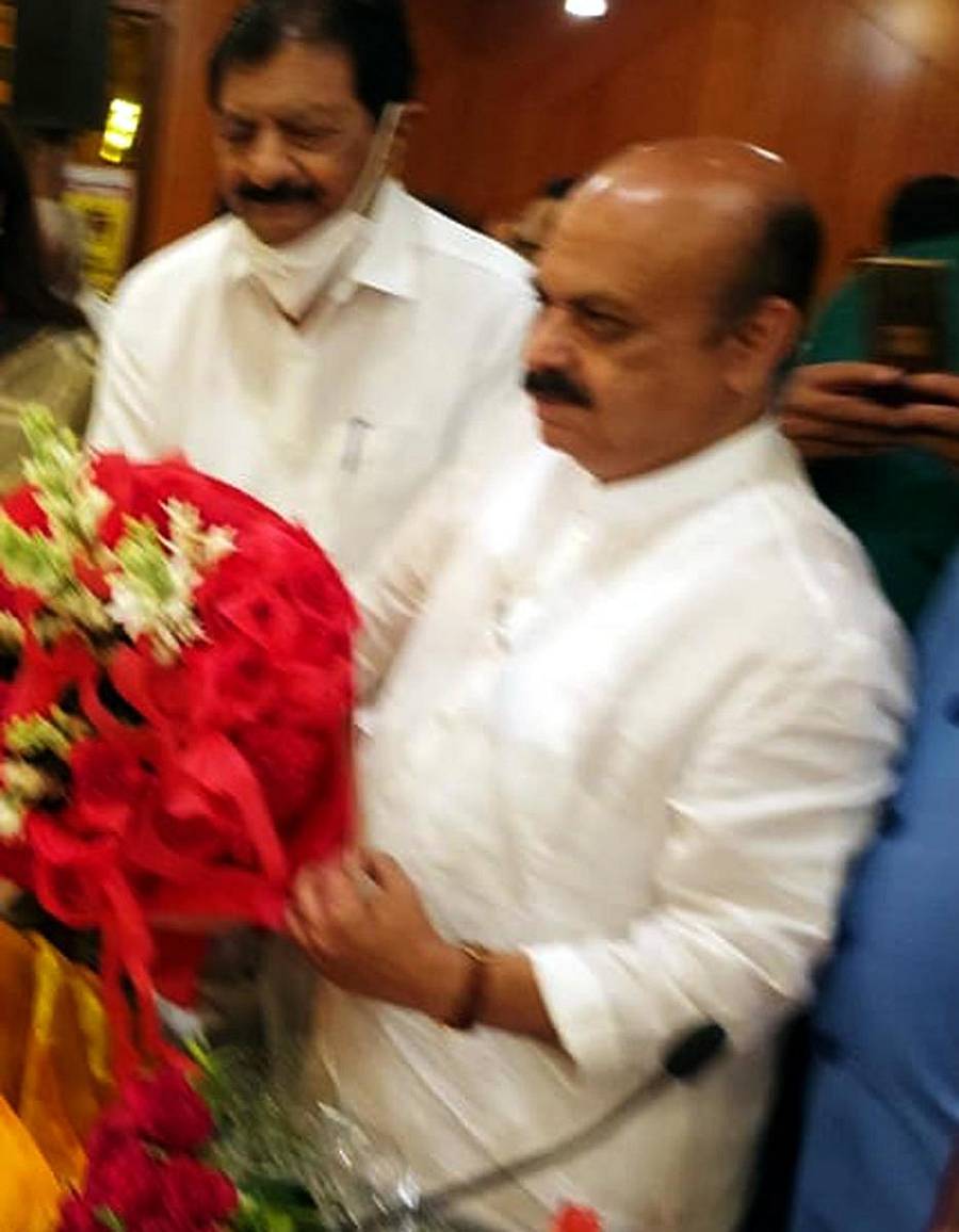 ಚಿಕ್ಕಬಳ್ಳಾಪುರ ಲೋಕಸಭಾ ಕ್ಷೇತ್ರದ ಸದಸ್ಯ ಬಿ.ಎನ್. ಬಚ್ಚೇಗೌಡ ಅವರು ಮುಖ್ಯಮಂತ್ರಿ ಬಸವರಾಜ ಬೊಮ್ಮಾಯಿ ಅವರನ್ನು ಭೇಟಿ ಮಾಡಿ ಕ್ಷೇತ್ರದ ರೈತರ ಸಮಸ್ಯೆ ಬಗ್ಗೆ ಚರ್ಚಿಸಿದರು