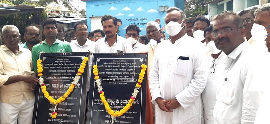 ಚಿತ್ತಾಪುರದ ಗುಂಡಗುರ್ತಿ ಗ್ರಾಮದಲ್ಲಿ ಸೋಮವಾರ ಶಾಸಕ ಪ್ರಿಯಾಂಕ್ ಎಂ. ಖರ್ಗೆ ಅವರು ವಿವಿಧ ಅಭಿವೃದ್ಧಿ ಕಾಮಗಾರಿಗೆ ಅಡಿಗಲ್ಲು ನೆರವೇರಿಸಿದರು