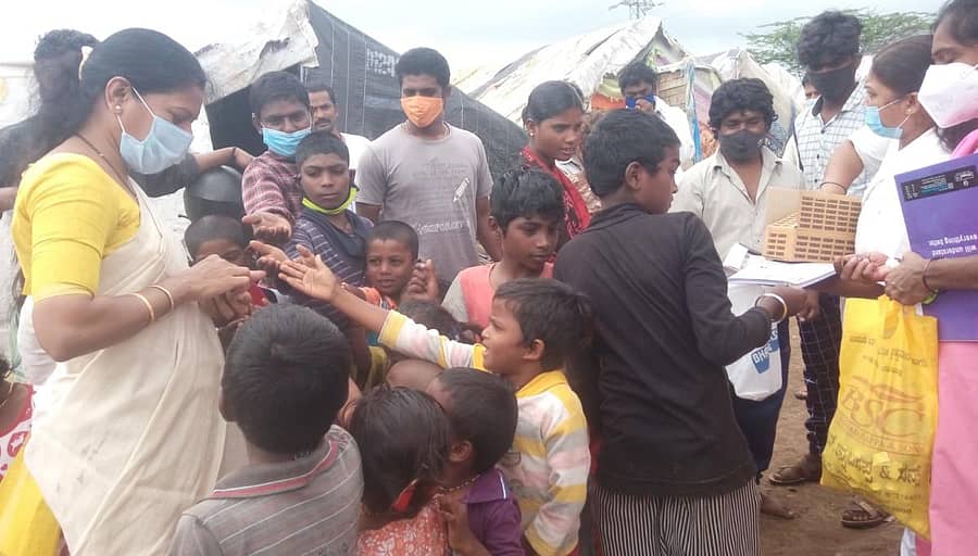 ಚಾಕಲೇಟಿಗೆ ಕೈಯೊಡ್ಡುವಂತೆ ಜಂತುಹುಳು ನಿಯಂತ್ರಣ ಮಾತ್ರೆಗೆ ಕೈಯೊಡ್ಡುತ್ತಿರುವ ಅಲೆಮಾರಿ ಸಮುದಾಯದ ಮಕ್ಕಳು