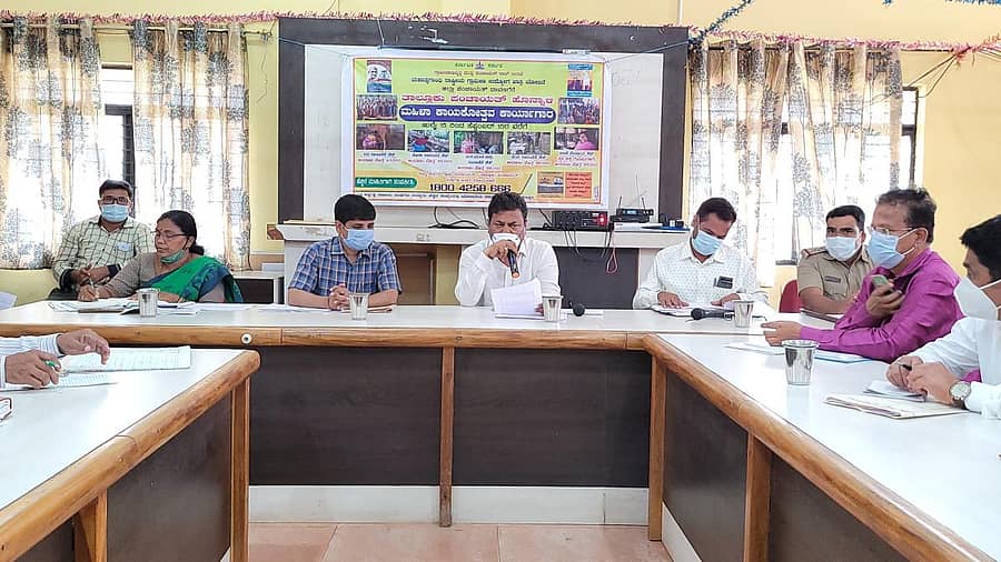 ಹೊನ್ನಾಳಿ ತಾಲ್ಲೂಕು ಪಂಚಾಯಿತಿ ಸಾಮರ್ಥ್ಯ ಸೌಧದಲ್ಲಿ ಅತಿವೃಷ್ಟಿ ಹಾನಿ ಕುರಿತು ಶಾಸಕ ಎಂ.ಪಿ. ರೇಣುಕಾಚಾರ್ಯ ಅಧ್ಯಕ್ಷತೆಯಲ್ಲಿ ಸಭೆ ನಡೆಯಿತು.