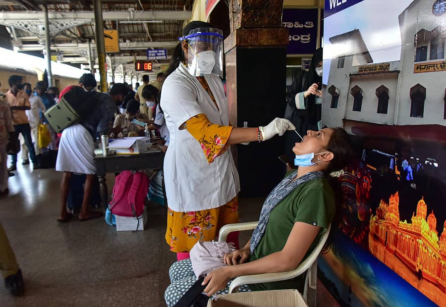 ರೈಲಿನಲ್ಲಿ ಬಂದ ಪ್ರಯಾಣಿಕರನ್ನು ಮಂಗಳೂರಿನ ಕೇಂದ್ರ ರೈಲು ನಿಲ್ದಾಣದಲ್ಲಿ ಆರ್ಟಿಪಿಸಿಆರ್ ಪರೀಕ್ಷೆಗೆ ಒಳಪಡಿಸಲಾಯಿತು. –ಪ್ರಜಾವಾಣಿ ಚಿತ್ರ