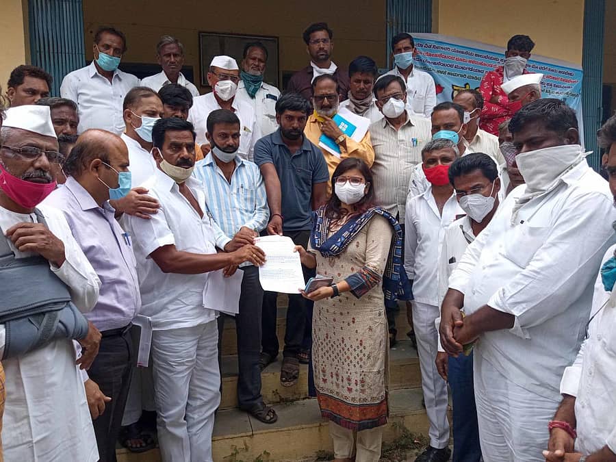 ಅಫಜಲಪುರದ ಭೀಮಾ ಏತ ನೀರಾವರಿ ಕಚೇರಿಯ ಉಪವಿಭಾಗದ ಅಧಿಕಾರಿ ಮೋನಾ ರೋತ್ ಅವರಿಗೆ ಪ್ರಾಂತ ರೈತ ಸಂಘ, ಜಲ ಸಮಿತಿ ಒಕ್ಕೂಟಗಳ ಸದಸ್ಯರು ಭೀಮಾ ಏತ ನೀರಾವರಿ ವ್ಯಾಪ್ತಿಯ ಕಾಲುವೆಗೆ ನೀರು ಹರಿಸುವಂತೆ ಮನವಿ ಪತ್ರ ಸಲ್ಲಿಸಿದರು