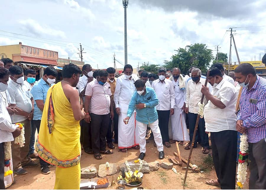 ಹಾಡೋನಹಳ್ಳಿ ತೂಬಗೆರೆ ಕೆರೆ ಏರಿಯ ರಸ್ತೆ ಕಾಮಗಾರಿಗೆ ದೇವನಹಳ್ಳಿ ಶಾಸಕ ನಿಸರ್ಗ ನಾರಾಯಣಸ್ವಾಮಿ ಭೂಮಿಪೂಜೆ ನೆರವೇರಿಸಿದರು
