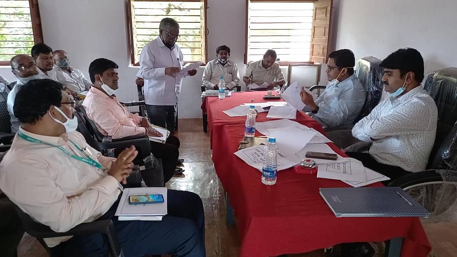 ಕಮಲಾಪುರದಲ್ಲಿ ಸೋಮವಾರ ನಡೆದ ತಾಲ್ಲೂಕು ಪಂಚಾಯಿತಿ ಸಾಮಾನ್ಯ ಸಭೆಯಲ್ಲಿ ಕ್ಷೇತ್ರ ಶಿಕ್ಷಣಾಧಿಕಾರಿ ಭರತರಾಜ ಸಾವಳಗಿ ಮಾತನಾಡಿದರು. ಇಒ ಡಾ.ಮಂಜುನಾ, ಆಡಳಿತಾಧಿಕಾರಿ ಮೆಹಮೂದ್ ಇದ್ದರು