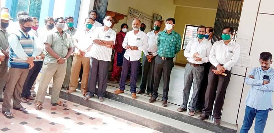 ವಿದ್ಯುತ್ ಕ್ಷೇತ್ರದ ಖಾಸಗೀಕರಣ ವಿರೋಧಿಸಿ ಹೊಸಕೋಟೆಯ ಬೆಸ್ಕಾಂ ಕಚೇರಿ ಮುಂದೆ ಪ್ರತಿಭಟನೆ ನಡೆಯಿತು