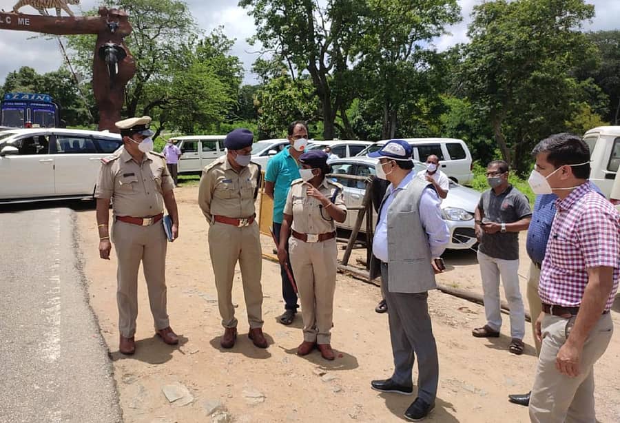 ಜಿಲ್ಲಾಧಿಕಾರಿ ಡಾ.ಎಂ.ಆರ್.ರವಿ ಹಾಗೂ ಜಿಲ್ಲಾ ಪೊಲೀಸ್ ವರಿಷ್ಠಾಧಿಕಾರಿ ದಿವ್ಯಾ ಸಾರಾ ಥಾಮಸ್ ಹಾಗೂ ಜಿಲ್ಲಾ ಆರೋಗ್ಯ ಮತ್ತು ಕುಟುಂಬ ಕಲ್ಯಾಣ ಅಧಿಕಾರಿ ಡಾ.ಎಂ.ಸಿ.ರವಿ ಅವರು ಗುಂಡ್ಲುಪೇಟೆ ತಾಲ್ಲೂಕಿನ ಕೆಕ್ಕನಹಳ್ಳ ಚೆಕ್ಪೋಸ್ಟ್ಗೆ ಭೇಟಿ ನೀಡಿ ಪರಿಶೀಲನೆ ನಡೆಸಿದರು