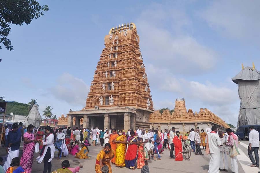 ನಂಜನಗೂಡಿನ ಶ್ರೀಕಂಠೇಶ್ವರ ದೇಗುಲದಲ್ಲಿ ಸೇರಿದ್ದ ಭಕ್ತಾದಿಗಳು