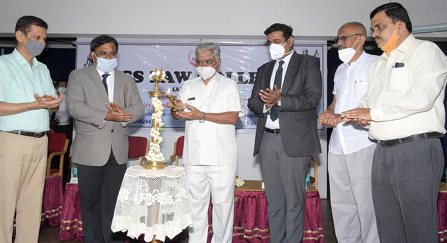 ಮೈಸೂರಿನ ಜೆಎಸ್‌ಎಸ್‌ ಕಾನೂನು ಕಾಲೇಜಿನಲ್ಲಿ ಜಿಲ್ಲಾ ಕಾನೂನು ಸೇವೆಗಳ ಪ್ರಾಧಿಕಾರದ ವತಿಯಿಂದ ಸೋಮವಾರ ನಡೆದ ಕಾರ್ಯಕ್ರಮದಲ್ಲಿ ಹೈಕೋರ್ಟ್‌ ನಿವೃತ್ತ ನ್ಯಾಯಮೂರ್ತಿ ಅರಳಿ ನಾಗರಾಜ್ ಅವರು ‘ಕಾನೂನು ಸೇವೆಗಳ ಕೇಂದ್ರ’ ಉದ್ಘಾಟಿಸಿದರು. ಕೆ.ಎಸ್.ಸುರೇಶ್, ಎಂ.ಎಲ್.ರಘುನಾಥ್, ದೇವರಾಜಭೂತೆ ಇದ್ದಾರೆ