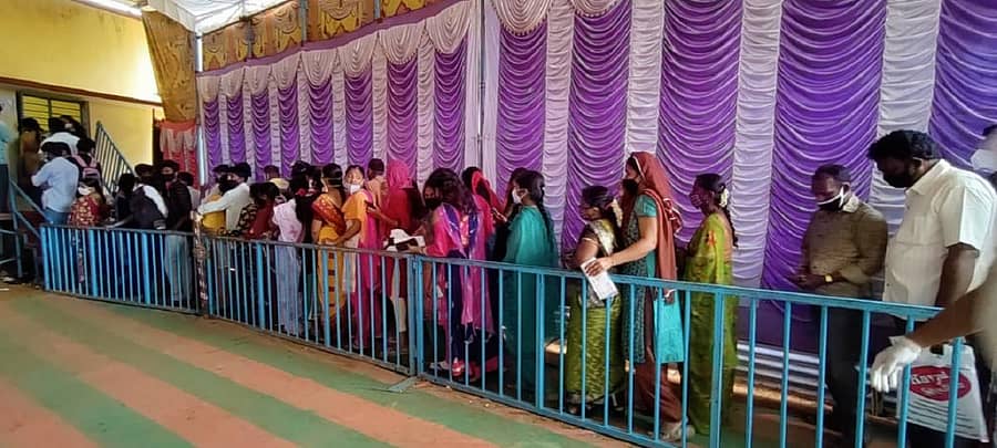 ಚಾಮರಾಜನಗರದ ಲಸಿಕಾ ಕೇಂದ್ರವೊಂದರಲ್ಲಿ ಲಸಿಕೆ ಪಡೆಯಲು ಸರತಿ ಸಾಲಿನಲ್ಲಿ ನಿಂತಿದ್ದ ಸಾರ್ವಜನಿಕರು
