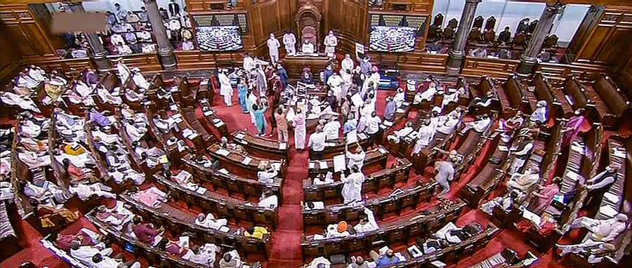 ರಾಜ್ಯಸಭೆಯಲ್ಲಿ ಮಂಗಳವಾರ ವಿರೋಧ ಪಕ್ಷಗಳ ಸದಸ್ಯರು ಸಭಾಪತಿ ಪೀಠದ ಮುಂದೆ ಪ್ರತಿಭಟಿಸಿದರು –ಪಿಟಿಐ ಚಿತ್ರ