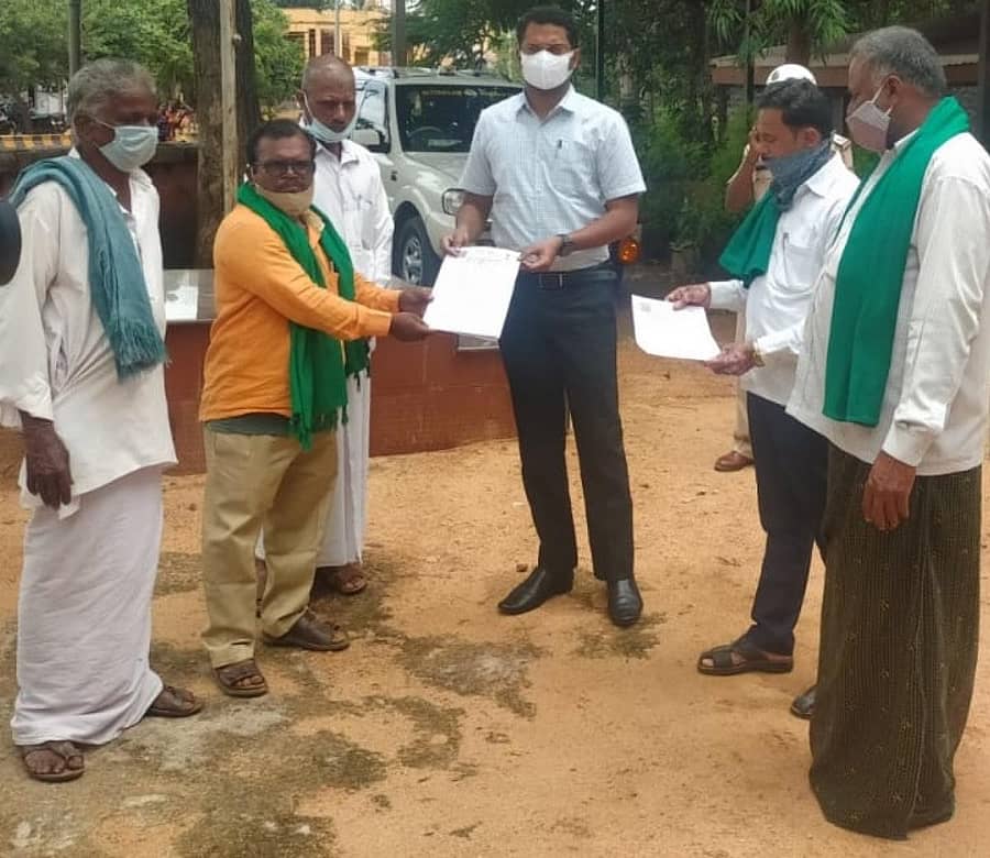 ದಲಿತ ಸಂಘರ್ಷ ಸಮಿತಿ ಸಂಘಟನೆಗಳ ಜಂಟಿ ವೇದಿಕೆ ಹಾಗೂ ಕರ್ನಾಟಕ ರಾಜ್ಯ ರೈತ ಸಂಘ ಜಿಲ್ಲಾ ಸಮಿತಿಯ ಮುಖಂಡರು ಮಂಗಳವಾರ ಹೊಸಪೇಟೆಯಲ್ಲಿ ಉಪವಿಭಾಗಾಧಿಕಾರಿ ಸಿದ್ದರಾಮೇಶ್ವರ ಅವರಿಗೆ ಮನವಿ ಪತ್ರ ಸಲ್ಲಿಸಿದರು