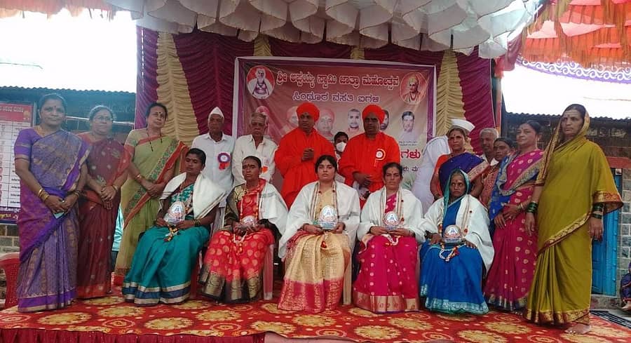 ಐಗಳಿ ಗ್ರಾಮದ ಸಿಂಧೂರ ವಸತಿಯ ಅಪ್ಪಯ್ಯ ಸ್ವಾಮಿ ದೇವಾಲಯದಲ್ಲಿ ಗ್ರಾ.ಪಂ. ಅಧ್ಯಕ್ಷೆ ರಾಜಶ್ರೀ ಶಂ.ಪಾಟೀಲ ಹಾಗೂ ಸದಸ್ಯರನ್ನು ಶ್ರೀಗಳು ಮತ್ತು ಮುಖಂಡರು ಸತ್ಕರಿಸಿದರು