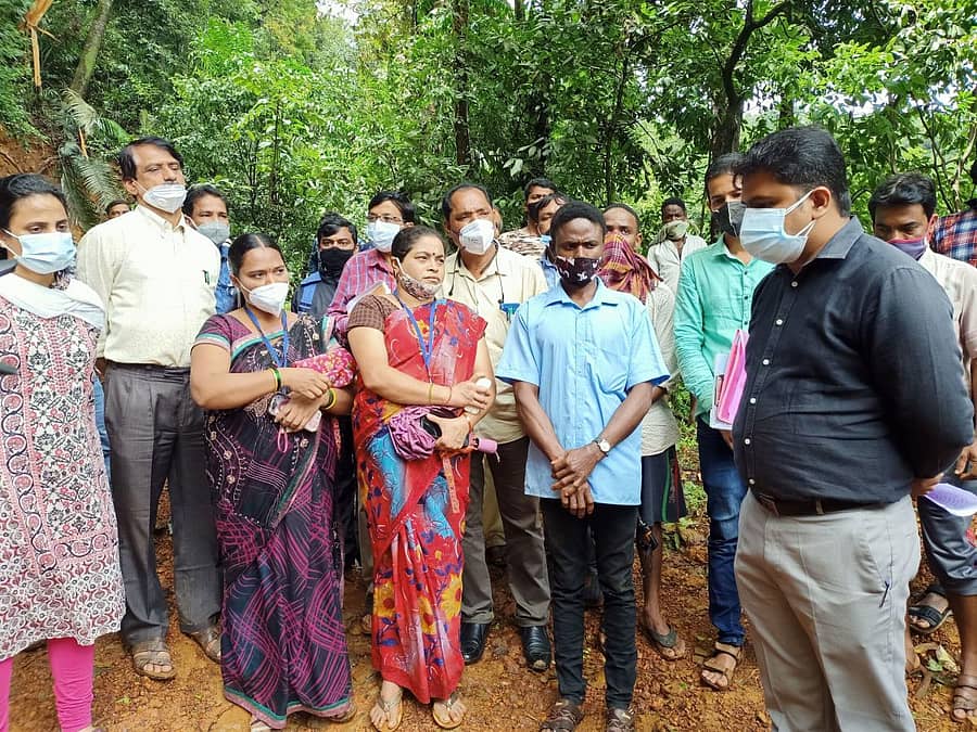 ಭೂಕುಸಿತ ಉಂಟಾಗಿ ರಸ್ತೆ ಸಂಪರ್ಕ ಕಳೆದುಕೊಂಡ ಮತ್ತಿಘಟ್ಟಾ ಮಾಡಮನೆ ಪ್ರದೇಶಕ್ಕೆ ಭೇಟಿ ನೀಡಿದ ಜಿಲ್ಲಾಧಿಕಾರಿ ಮುಲ್ಲೈ ಮುಗಿಲನ್ ಸ್ಥಳೀಯರ ಜತೆ ಚರ್ಚಿಸಿದರು.