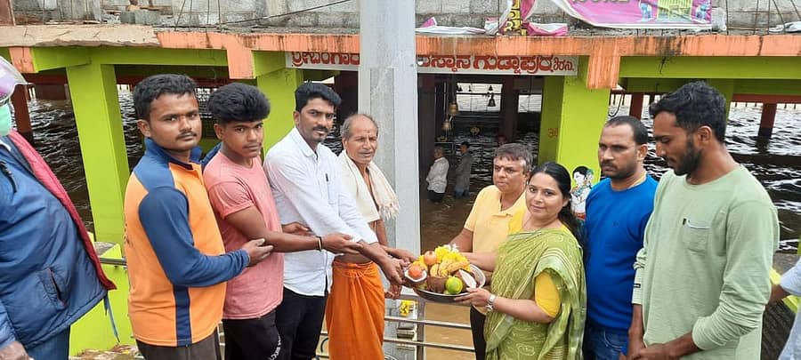 ಶಿವರಾಮ ಹೆಬ್ಬಾರ ಸಚಿವರಾಗಲು ಪ್ರಾರ್ಥಿಸಿ ಅವರ ಬೆಂಬಲಿಗರು ಶಿರಸಿ ತಾಲ್ಲೂಕಿನ ಗುಡ್ನಾಪುರದ ಬಂಗಾರೇಶ್ವರ ದೇವಸ್ಥಾನದಲ್ಲಿ ಪೂಜೆ ಸಲ್ಲಿಸಿದರು