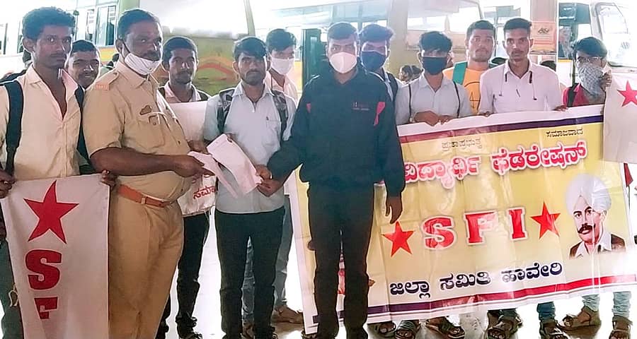 ಸಮಪರ್ಕ ಬಸ್ ಸೌಲಭ್ಯ ಕಲ್ಪಿಸಬೇಕು ಎಂದು ಎಸ್ಎಫ್ಐ ನೇತೃತ್ವದಲ್ಲಿ ವಿದ್ಯಾರ್ಥಿಗಳು ಹಾವೇರಿ ನಗರದಲ್ಲಿ ಮಂಗಳವಾರ ಸಾರಿಗೆ ಸಂಸ್ಥೆ ಅಧಿಕಾರಿ ಎಂ.ಎಸ್. ವಗಣ್ಣನವರಿಗೆ ಮನವಿ ಸಲ್ಲಿಸಿದರು. ಎಸ್ಎಫ್ಐ ಜಿಲ್ಲಾ ಸಹ ಕಾರ್ಯದರ್ಶಿ ಬಸವರಾಜ ಭೋವಿ ಇದ್ದಾರೆ
