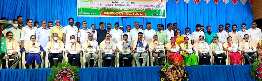 ಹಾವೇರಿ ನಗರದ ಕೆಇಬಿ ಕಲ್ಯಾಣ ಮಂಟಪದಲ್ಲಿ ಮಂಗಳವಾರ ಜಿಲ್ಲಾಸ್ಪತ್ರೆಯ ಕೊರೊನಾ ವಾರಿಯರ್‌ಗಳನ್ನು ಹಾವೇರಿ ವಿಧಾನಸಭಾ ಕ್ಷೇತ್ರದ ಕಾಂಗ್ರೆಸ್ ಮುಖಂಡರು ಸನ್ಮಾನಿಸಿದರು 