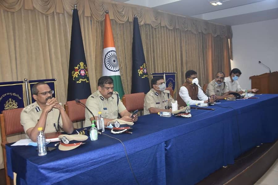 ಬೆಳಗಾವಿಯಲ್ಲಿ ಮಂಗಳವಾರ ನಡೆದ ಸಭೆಯಲ್ಲಿ ಎಡಿಜಿಪಿ ಉಮೇಶ್‌ಕುಮಾರ್‌ ಮಾತನಾಡಿದರು. ನಗರ ಪೊಲೀಸ್ ಆಯುಕ್ತ ಕೆ.ತ್ಯಾಗರಾಜನ್, ಐಜಿಸಿ ಸತೀಶ್‌ಕುಮಾರ್, ಜಿಲ್ಲಾಧಿಕಾರಿ ಎಂ.ಜಿ. ಹಿರೇಮಠ, ಎಸ್ಪಿ ಲಕ್ಷ್ಮಣ ನಿಂಬರಗಿ ಮತ್ತು ಜಿ.ಪಂ. ಸಿಇಒ ಎಚ್.ವಿ. ದರ್ಶನ್ ಇದ್ದಾರೆ