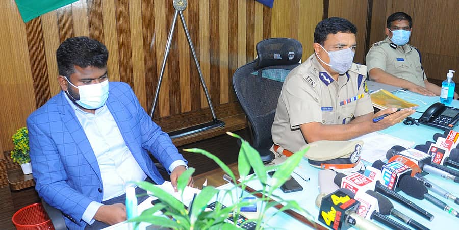 ವಿಜಯಪುರ ಜಿಲ್ಲಾ ಪೊಲೀಸ್ ವರಿಷ್ಠಾಧಿಕಾರಿ ಅವರ ಕಚೇರಿಯಲ್ಲಿ ಮಂಗಳವಾರ ರಾತ್ರಿ ನಡೆದ ಸಭೆಯಲ್ಲಿ ಎಡಿಜಿಪಿ(ಸಿಐಡಿ) ಉಮೇಶ್ ಕುಮಾರ್ ಮಾತನಾಡಿದರು. ಜಿಲ್ಲಾಧಿಕಾರಿ ಪಿ.ಸುನೀಲ್ ಕುಮಾರ್, ಹಿರಿಯ ಪೊಲೀಸ್ ಅಧಿಕಾರಿ ಸತೀಶ್ ಇದ್ದಾರೆ