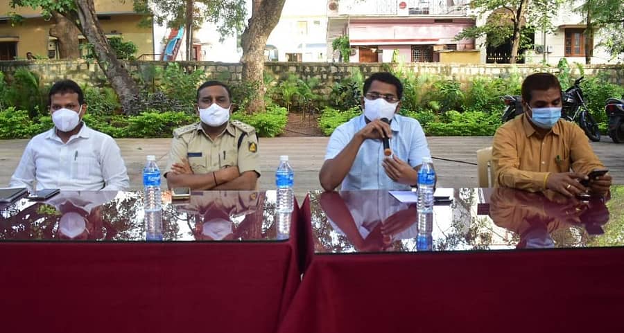 ಹೊಸಪೇಟೆಯಲ್ಲಿ ಮಂಗಳವಾರ ಸಂಜೆ ನಡೆದ ಸಭೆಯಲ್ಲಿ ಉಪವಿಭಾಗಾಧಿಕಾರಿ ಸಿದ್ದರಾಮೇಶ್ವರ (ಬಲದಿಂದ ಎರಡನೆಯವರು) ಮಾತನಾಡಿದರು. ನಗರಸಭೆ ಪೌರಾಯುಕ್ತ ಮನ್ಸೂರ್ ಅಲಿ, ಡಿವೈಎಸ್ಪಿ ವಿಶ್ವನಾಥ ರಾವ್ ಕುಲಕರ್ಣಿ, ತಹಶೀಲ್ದಾರ್ ಎಚ್. ವಿಶ್ವನಾಥ್ ಇದ್ದಾರೆ