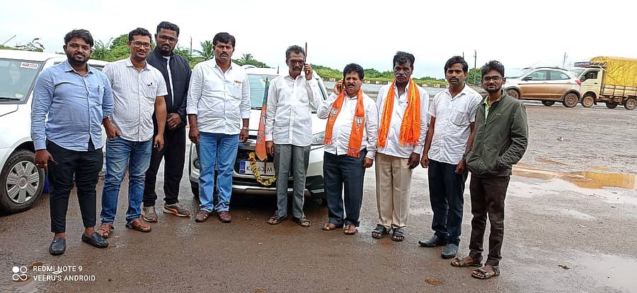 ನವಲಗುಂದ ಶಾಸಕ ಶಂಕರಪಾಟೀಲ ಮುನೇನಕೊಪ್ಪ ಅವರ ಬೆಂಬಲಿಗರಿಂದ ಸಂಭ್ರಮ