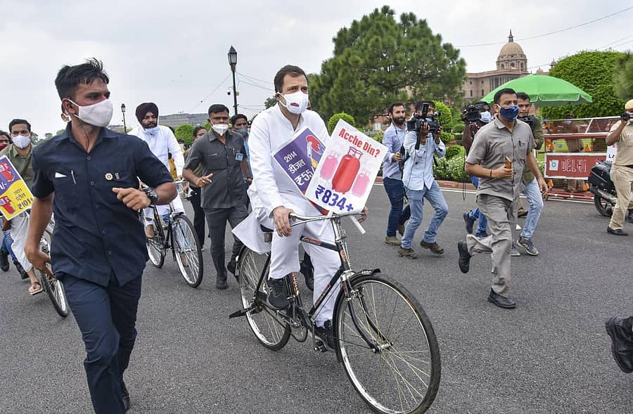 ಕಾಂಗ್ರೆಸ್‌ ಸಂಸದ ರಾಹುಲ್‌ ಗಾಂಧಿ ಮತ್ತು ವಿರೋಧ ಪಕ್ಷದ ಸಂಸದರಿಂದ ಸೈಕಲ್‌ ಜಾಥಾ –ಪಿಟಿಐ ಚಿತ್ರ