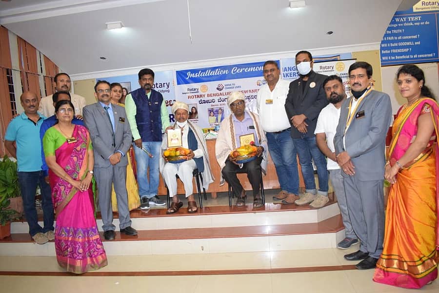 ಸಮಾಜ ಸೇವಕ ಶಿವಲಿಂಗೇಗೌಡ ಹಾಗೂ ವೆಂಕಟರಂಗಯ್ಯ ಅವರನ್ನು ಕಾರ್ಯಕ್ರಮದಲ್ಲಿ ಸನ್ಮಾನಿಸಲಾಯಿತು. ರೋಟರಿ ಸಂಸ್ಥೆಯ ಕೆ.ಟಿ.ನಿರಂಜನ್, ಸತೀಶ್, ಜಿತೇಂದ್ರ ಅಣೀಜ, ಭಾವನಾ ಸತೀಶ್, ಗೀತಾಮಣಿ, ಸುಮಾ ಹಾಗೂ ಇತರರು ಇದ್ದಾರೆ.