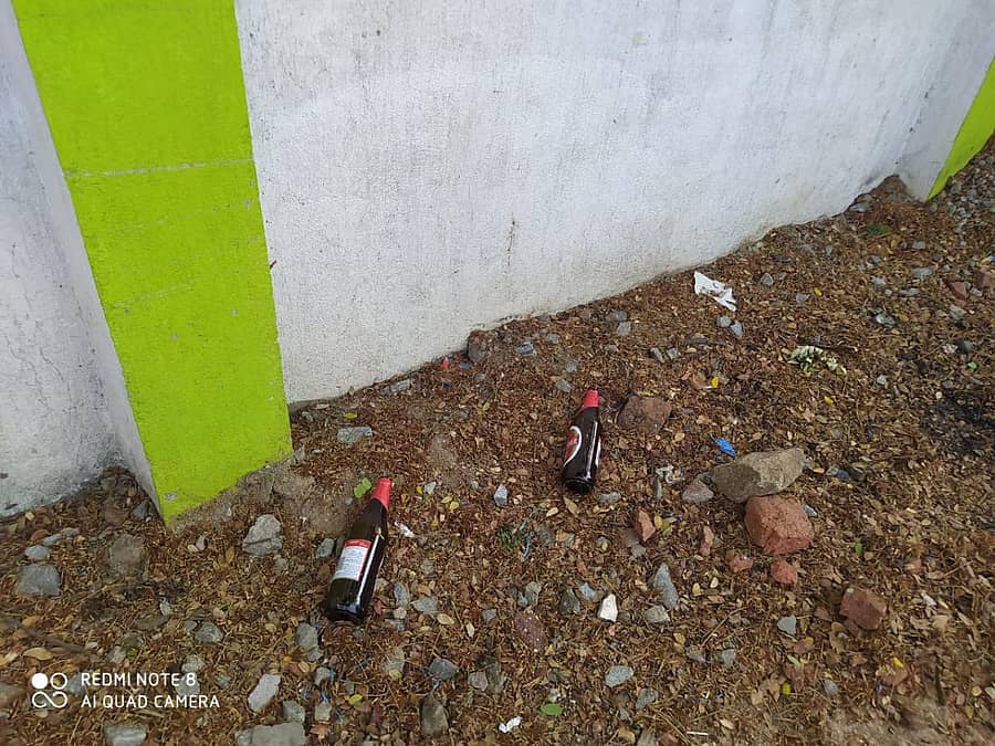 ಶಾಲೆಯ ಆವರಣದಲ್ಲಿ ಬಿಯರ್ ಬಾಟಲಿಗಳು ಬಿದ್ದಿರುವುದು