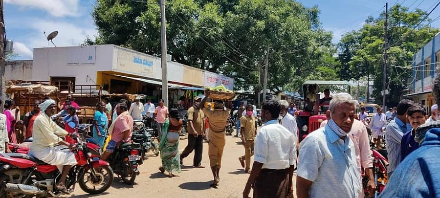 ಪಾವಗಡದ ಶಿರಾ ರಸ್ತೆಯ ಹಳೆಯ ಸಂತೆ ಮಾರುಕಟ್ಟೆಗೆ ತರಕಾರಿ ಅಂಗಡಿ ಸ್ಥಳಾಂತರಿಸುತ್ತಿರುವ ಪುರಸಭೆ ಸಿಬ್ಬಂದಿ